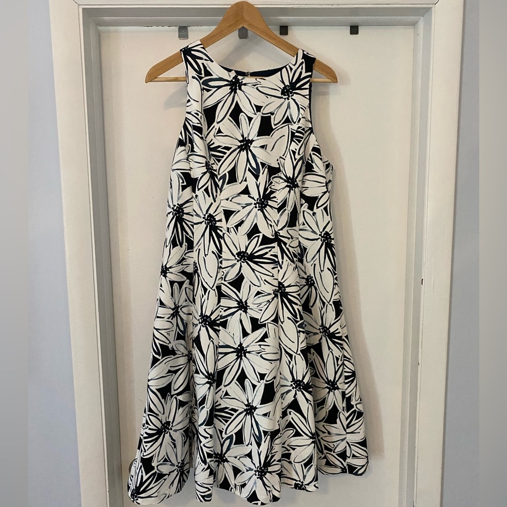 Maggy London b/w floral fit & flare dress w red zipper. NWT. Fully lined.